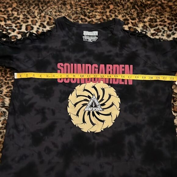 Torrid SoundGarden Gray Distressed Tie Dye Cutout Graphic Shirt Boho Alternative - Picture 13 of 15